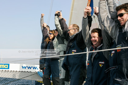 Départ d'Ellen MacArthur à bord du maxi-trimaran B&Q Castorama, pour tenter de battre le record du Tour du Monde en Solitaire sans Escale, à Falmouth (GB), le 27 novembre 2004, photo : Jean-Marie LIOT - www.jmliot.com