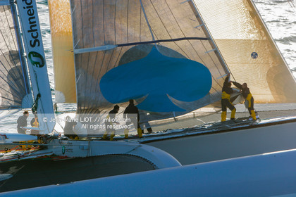.Start Jules Verne Trophy maxi trimaran Geronimo, skipper Olivier de Kersauzon, on décember 28, 2004, Photo Jean-Marie LIOT - www.jmliot.com