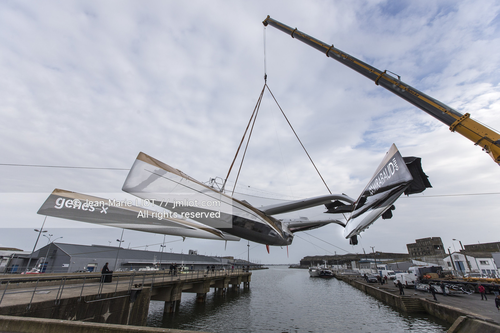 Maxi-Triimaran Spindrift 2 Launching