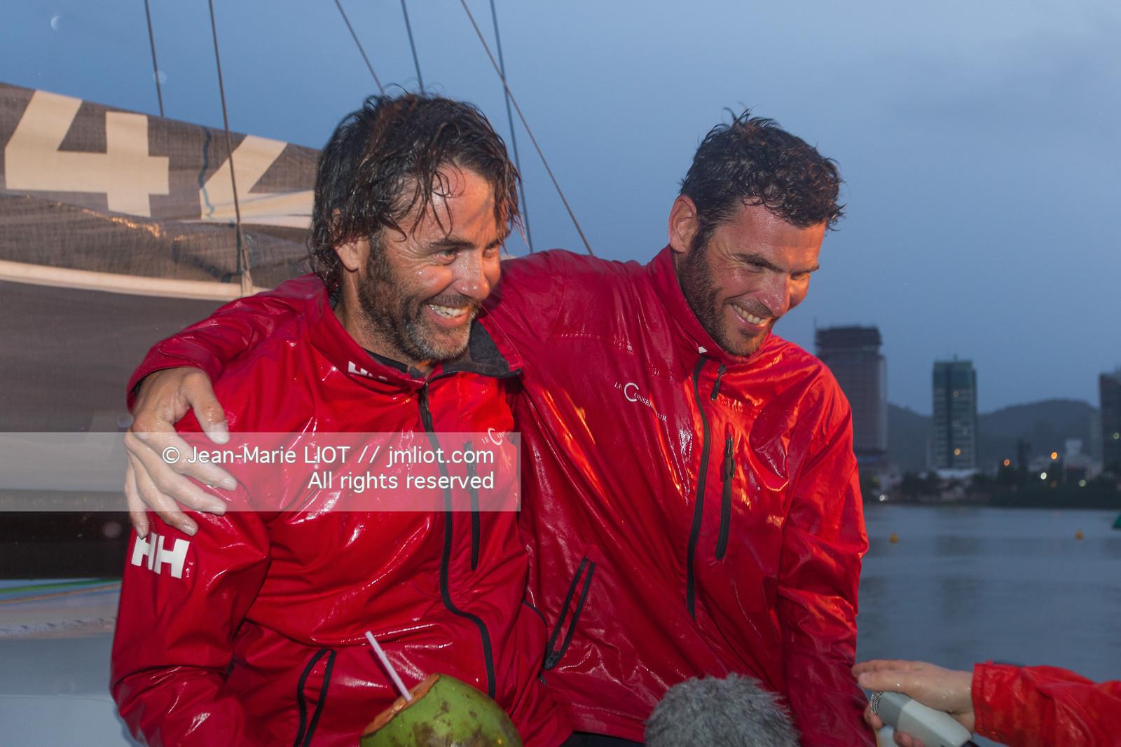 Itajaï (bresil) le 18 novembre 2015, arrivée de Yannick Bestaven et Pierre Brasseur à bord du Class 40 Le Conservateur, premier au classement des Class 40. .Photo © Jean-Marie Liot.