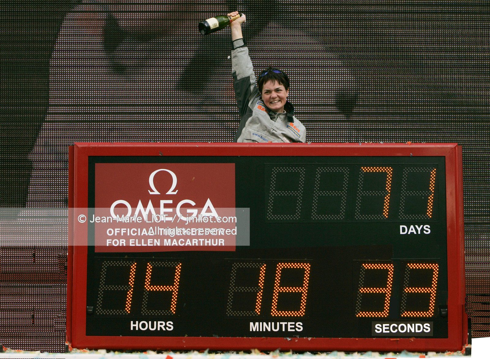 Départ d'Ellen MacArthur à bord du maxi-trimaran B&Q Castorama, pour tenter de battre le record du Tour du Monde en Solitaire sans Escale, à Falmouth (GB), le 27 novembre 2004, photo : Jean-Marie LIOT - www.jmliot.com