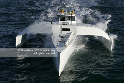 Ocean Alchimist, Olivier de Kersauzon, au large d'Ouessant le 29 décembre 2004, Photo Jean-Marie LIOT - www.jmliot.com.