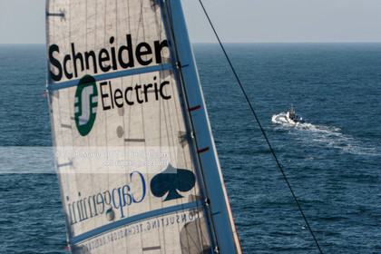 .Start Jules Verne Trophy maxi trimaran Geronimo, skipper Olivier de Kersauzon, on décember 28, 2004, Photo Jean-Marie LIOT - www.jmliot.com