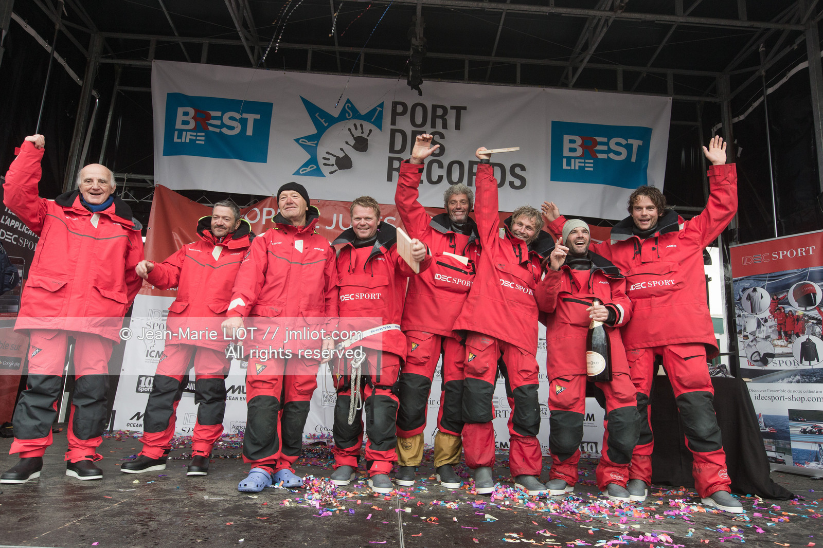 IDEC SPORT- ARRIVEE  RECORD TROPHEE JULES VERNE