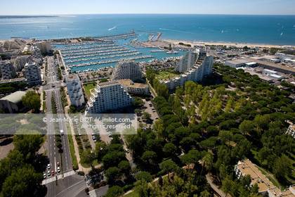 France, Hérault (34), Station Balnéaire et Port de plaisance de La Grande Motte, Vue aérienne