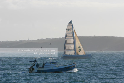 .Start Jules Verne Trophy maxi trimaran Geronimo, skipper Olivier de Kersauzon, on décember 28, 2004, Photo Jean-Marie LIOT - www.jmliot.com