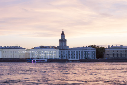 Russie, Saint Petersbourg, classé Patrimoine Mondial de l'UNESCO, le musée de l' HErmitage durant les nuits blanches.