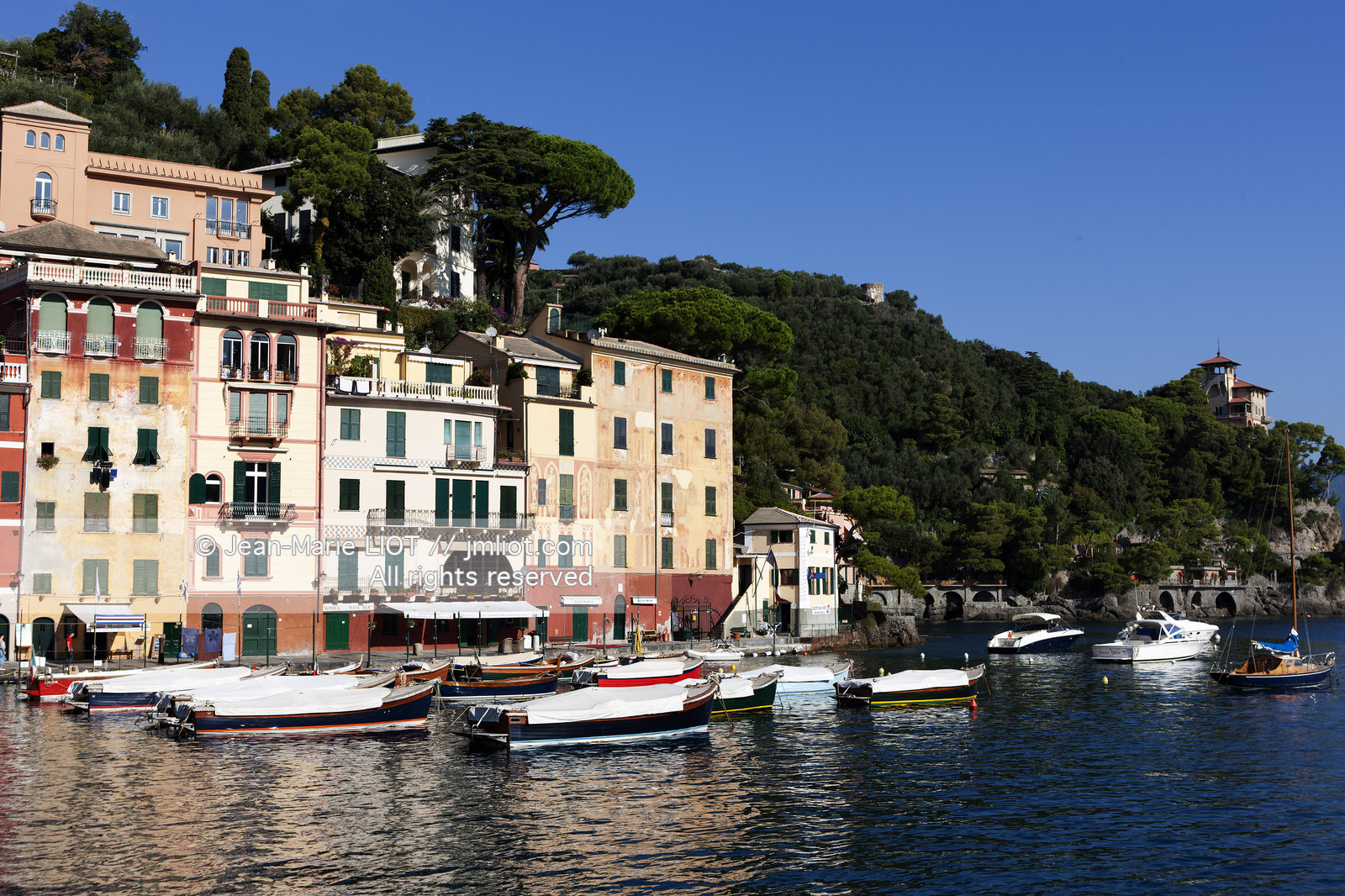 Portofino,le joli port en italien est situé au creux d'une anse sur la côte Ligure. Ce petit port de pêche devenu une des stations balnéaires les plus huppées d'Italie n'a pourtant pas perdu son charme..photo © Jean-Marie Liot.