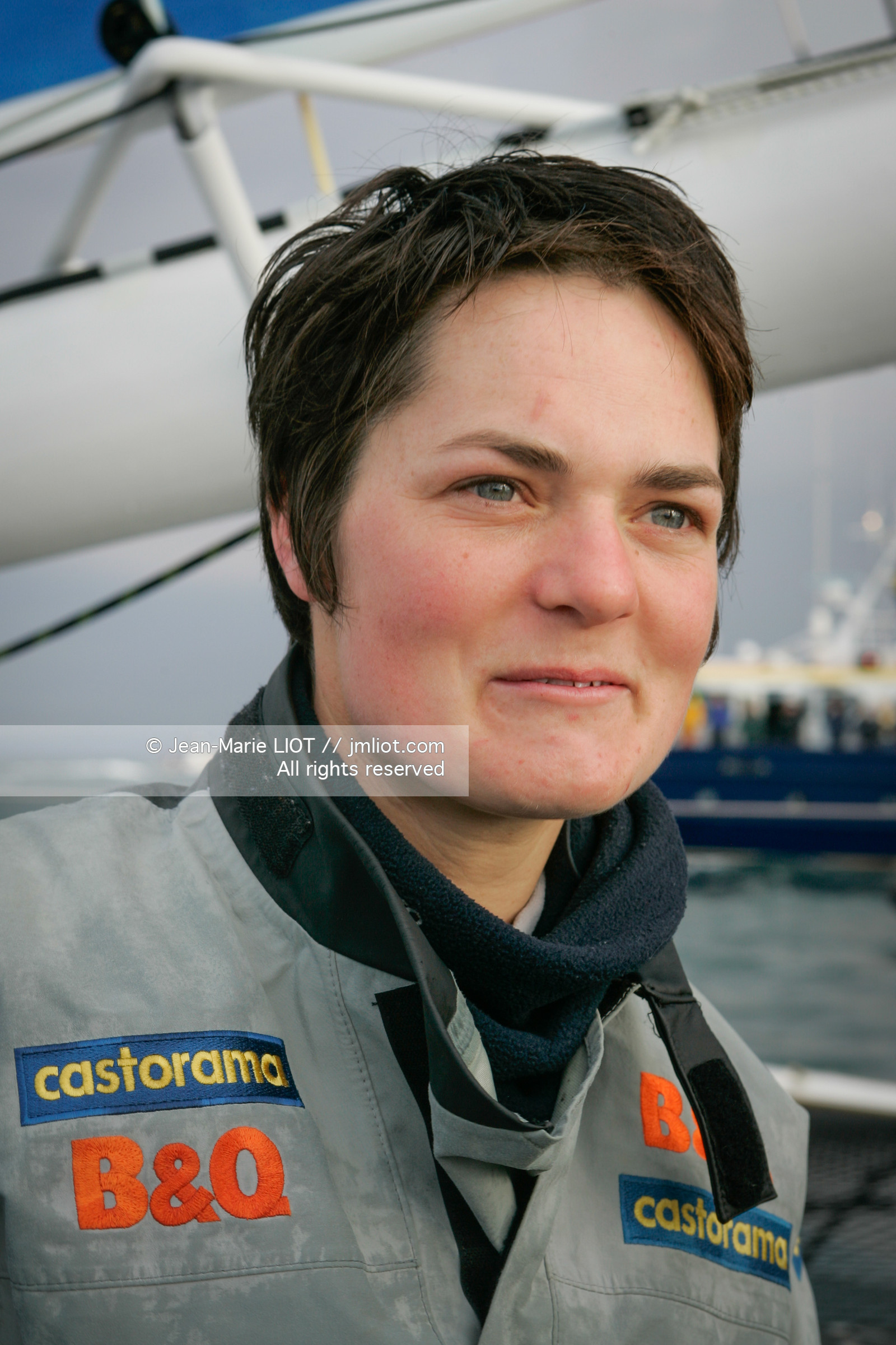 Départ d'Ellen MacArthur à bord du maxi-trimaran B&Q Castorama, pour tenter de battre le record du Tour du Monde en Solitaire sans Escale, à Falmouth (GB), le 27 novembre 2004, photo : Jean-Marie LIOT - www.jmliot.com