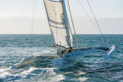 .Start Jules Verne Trophy maxi trimaran Geronimo, skipper Olivier de Kersauzon, on décember 28, 2004, Photo Jean-Marie LIOT - www.jmliot.com