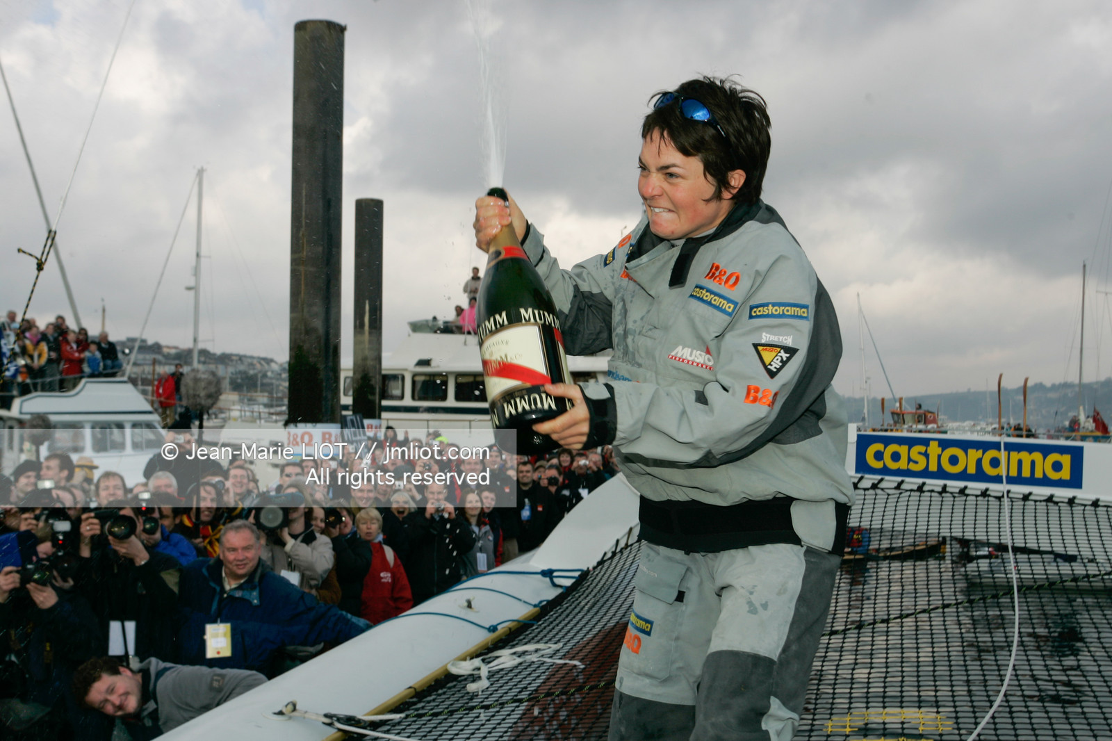 Départ d'Ellen MacArthur à bord du maxi-trimaran B&Q Castorama, pour tenter de battre le record du Tour du Monde en Solitaire sans Escale, à Falmouth (GB), le 27 novembre 2004, photo : Jean-Marie LIOT - www.jmliot.com