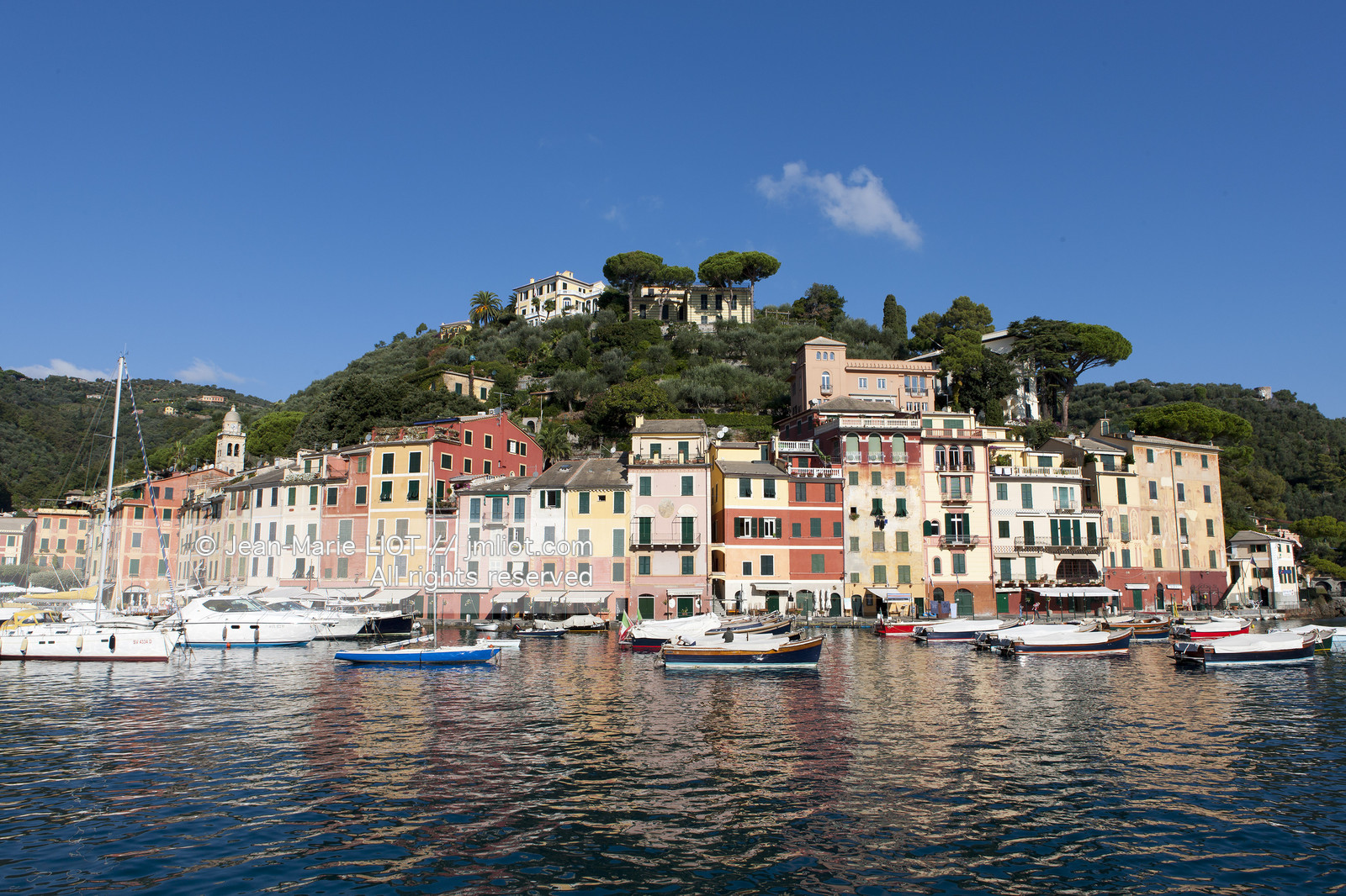 Portofino,le joli port en italien est situé au creux d'une anse sur la côte Ligure. Ce petit port de pêche devenu une des stations balnéaires les plus huppées d'Italie n'a pourtant pas perdu son charme..photo © Jean-Marie Liot.