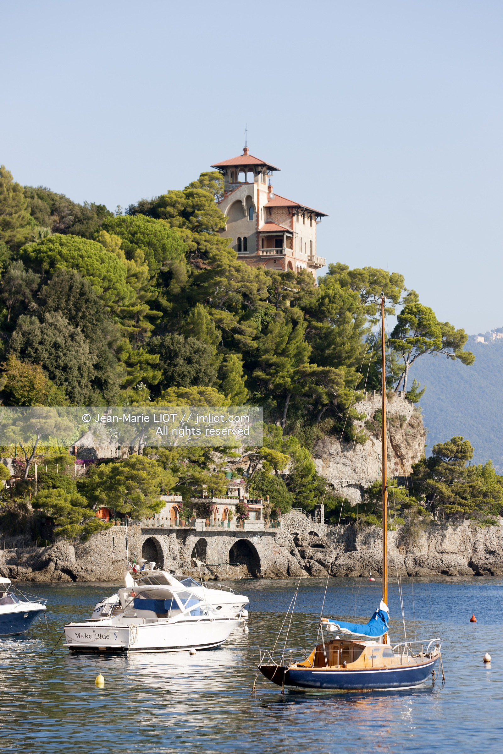 Portofino,le joli port en italien est situé au creux d'une anse sur la côte Ligure. Ce petit port de pêche devenu une des stations balnéaires les plus huppées d'Italie n'a pourtant pas perdu son charme..photo © Jean-Marie Liot.