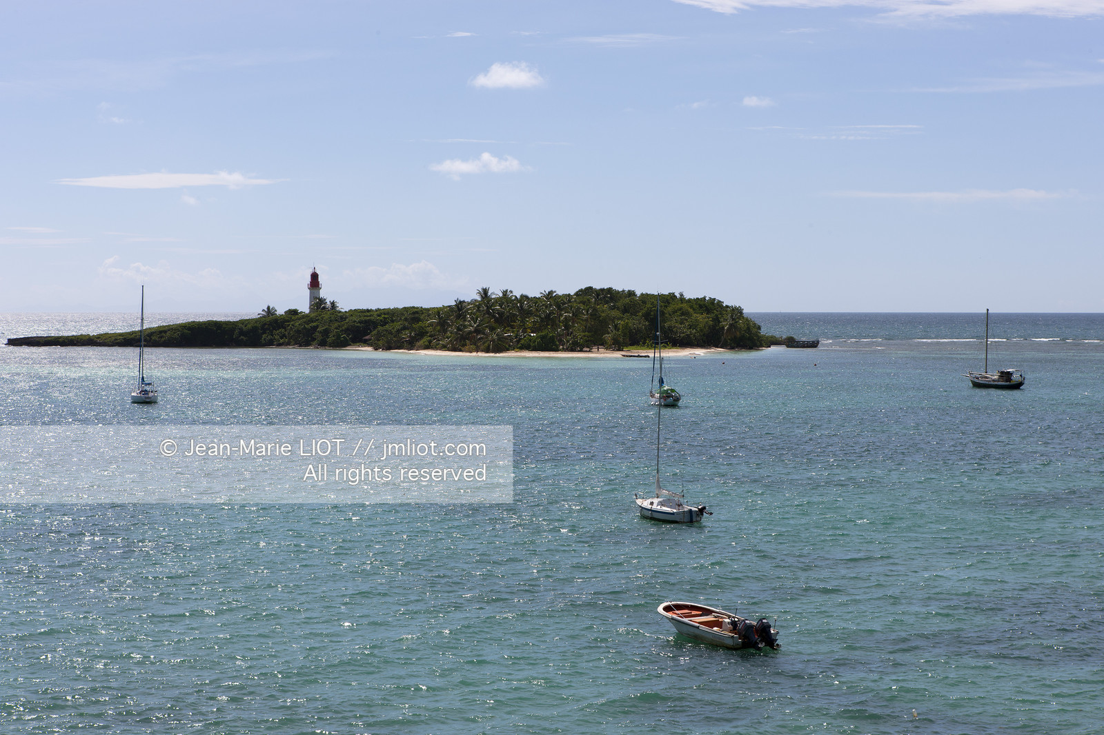 La Guadeloupe est un departement français d'Outre Mer situe dans l'archipel des Antilles. L'ile est bordee d'une part par la Mer des Caraïbes et l'Ocean Atlantique..La guadeloupe est composé de deux îles: la Grande-Terre et la Basse-Terre..Photo © Jean-Marie Liot.