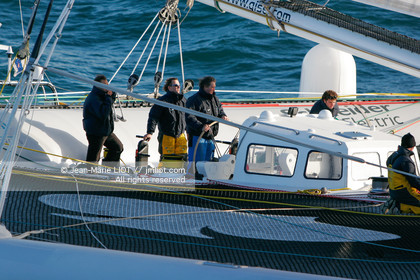 .Start Jules Verne Trophy maxi trimaran Geronimo, skipper Olivier de Kersauzon, on décember 28, 2004, Photo Jean-Marie LIOT - www.jmliot.com
