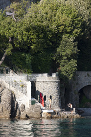 Portofino,le joli port en italien est situé au creux d'une anse sur la côte Ligure. Ce petit port de pêche devenu une des stations balnéaires les plus huppées d'Italie n'a pourtant pas perdu son charme..photo © Jean-Marie Liot.