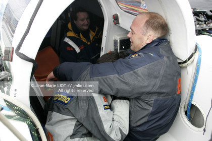 Départ d'Ellen MacArthur à bord du maxi-trimaran B&Q Castorama, pour tenter de battre le record du Tour du Monde en Solitaire sans Escale, à Falmouth (GB), le 27 novembre 2004, photo : Jean-Marie LIOT - www.jmliot.com