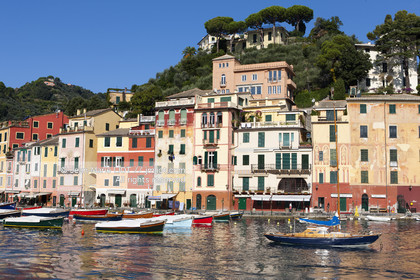 Portofino,le joli port en italien est situé au creux d'une anse sur la côte Ligure. Ce petit port de pêche devenu une des stations balnéaires les plus huppées d'Italie n'a pourtant pas perdu son charme..photo © Jean-Marie Liot.