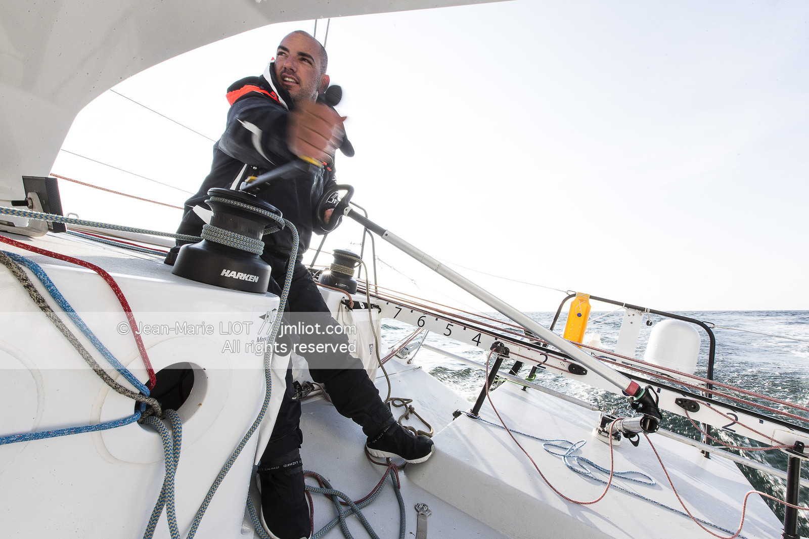 DES PIEDS ET DES MAINS - DAMIEN SEGUIN