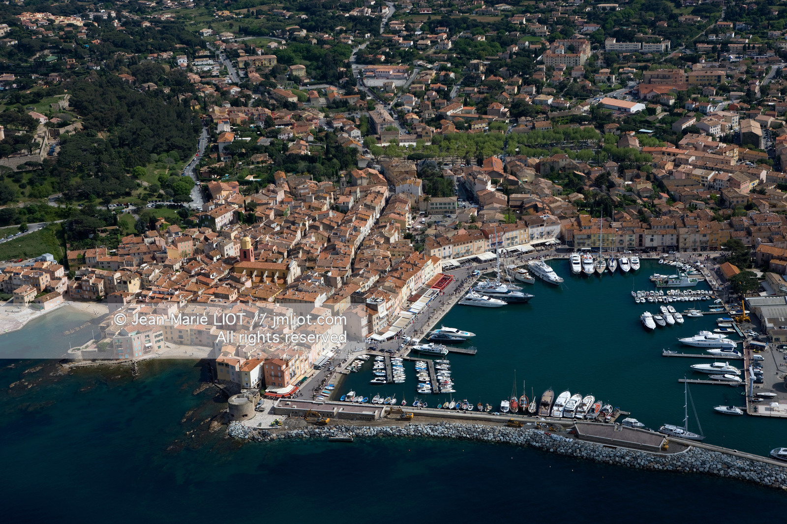 France, Var (83), Saint-Tropez, .Yatchs dans Le Port de plaisance de Saint-Tropez, Vue aérienne.photo © Jean-Marie Liot.