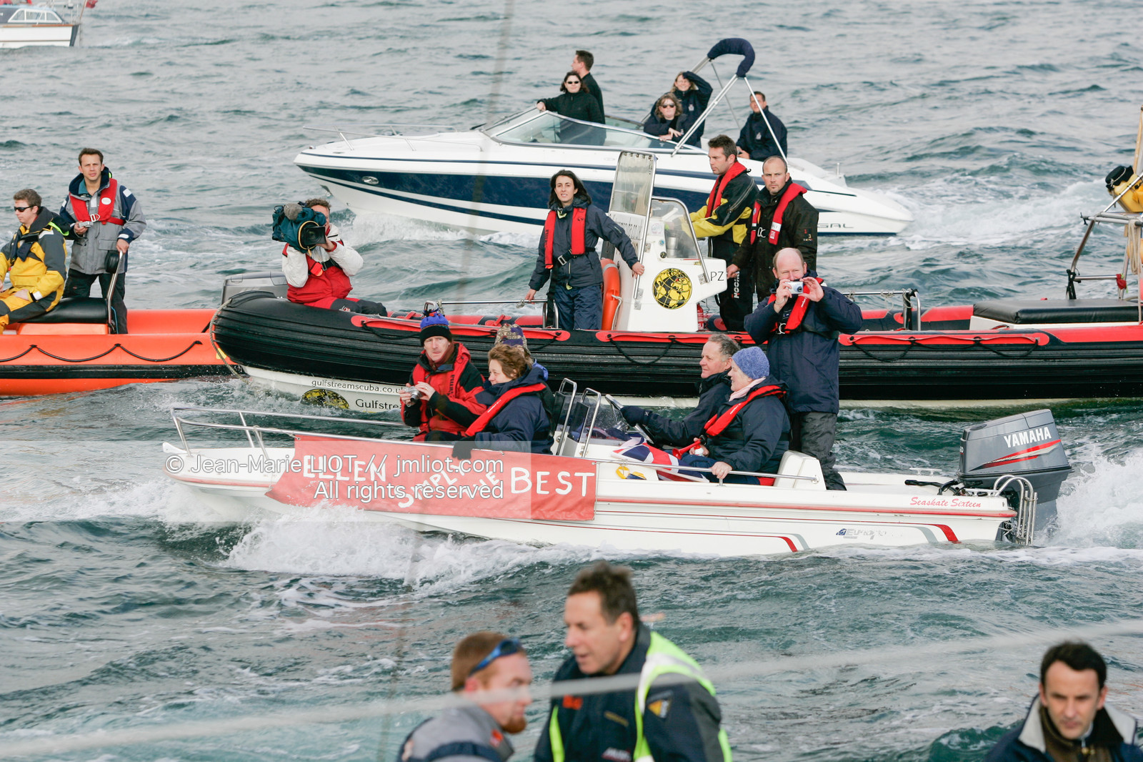 Départ d'Ellen MacArthur à bord du maxi-trimaran B&Q Castorama, pour tenter de battre le record du Tour du Monde en Solitaire sans Escale, à Falmouth (GB), le 27 novembre 2004, photo : Jean-Marie LIOT - www.jmliot.com