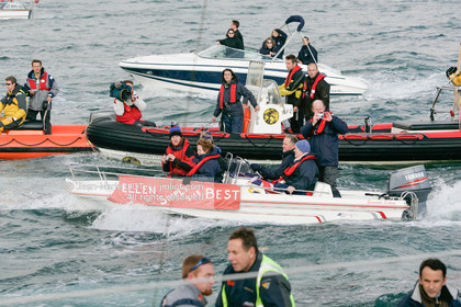 Départ d'Ellen MacArthur à bord du maxi-trimaran B&Q Castorama, pour tenter de battre le record du Tour du Monde en Solitaire sans Escale, à Falmouth (GB), le 27 novembre 2004, photo : Jean-Marie LIOT - www.jmliot.com