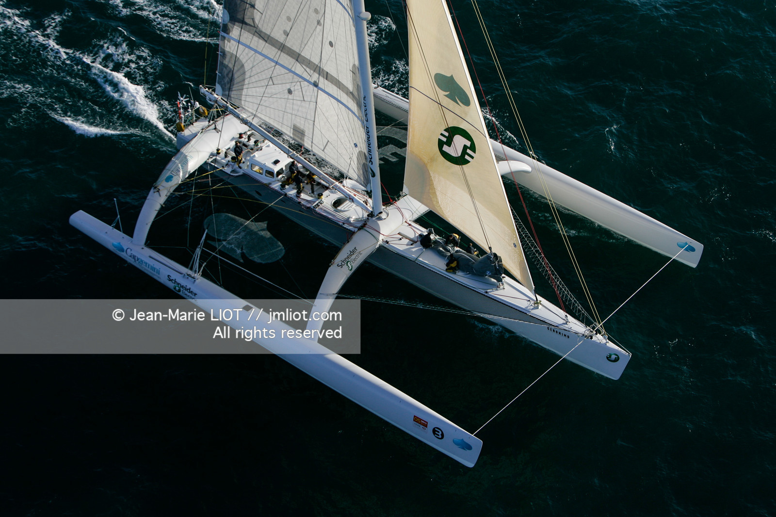 Départ du Trophée Jules Verne du maxi trimaran Geronimo, skipper Olivier de Kersauzon, 28 décembre 2004, Photo Jean-Marie LIOT - www.jmliot.com.