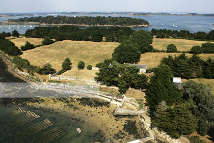 VUE AERIENNE DU GOLFE DU MORBIHAN.PHOTO © JEAN-MARIE LIOT.