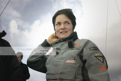 .   .Start Ellen MacArthur onboard maxi-trimaran B&Q Castorama, trying to beat Solo Handed Round the World record, in Falmouth (GB), on november 27, 2004, photo : Jean-Marie LIOT - www.jmliot.com