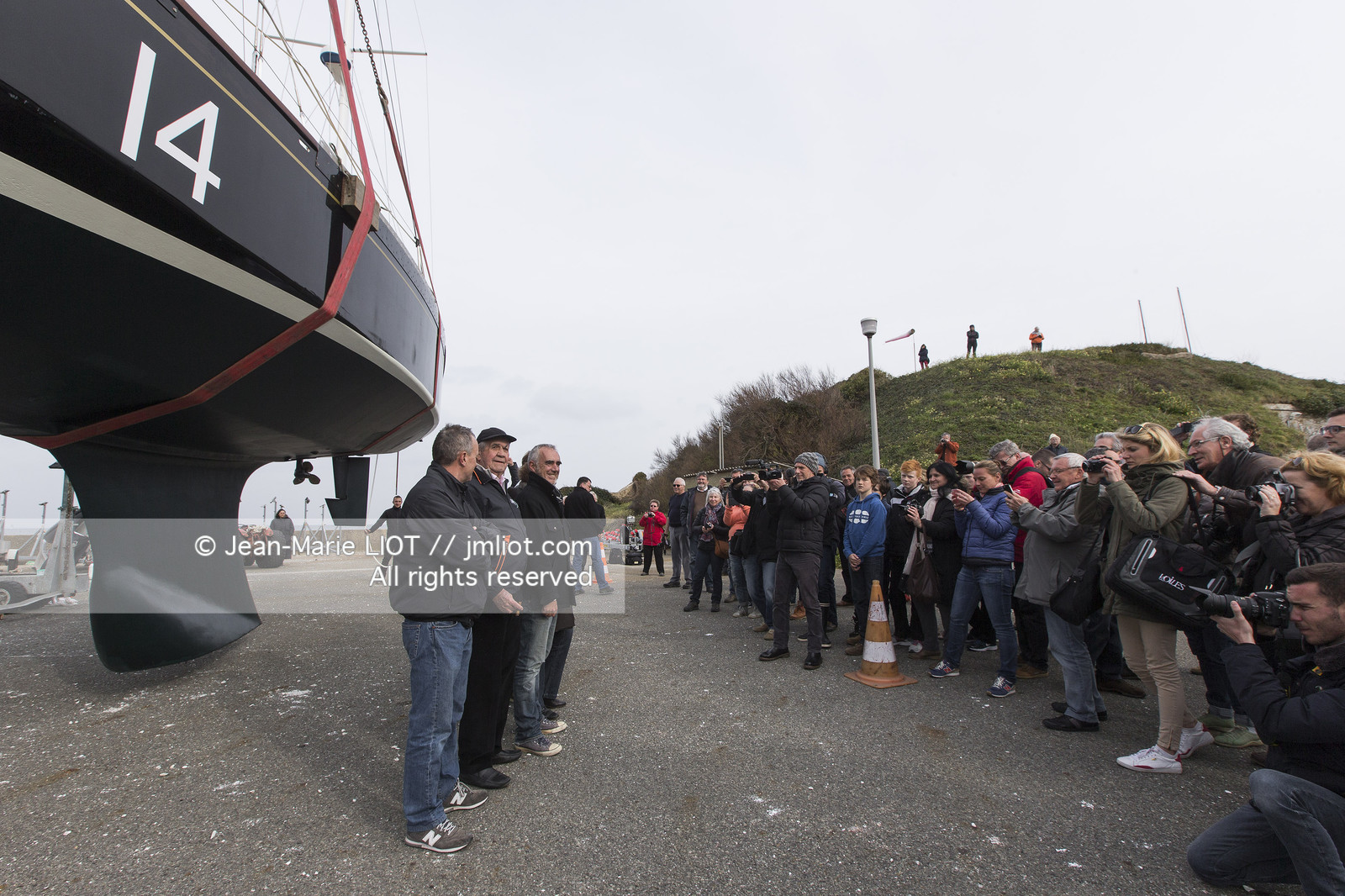 Mise à l'eau de Pen Duick II, bateau de légende d'Eric Tabarly. Loïck Peyron, 3 fois vianqueurs de The Transat, prendra le départ de plymouth le 2 mai prochain. Photo © Jean-Marie LIOT   DPPI.