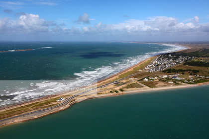 VUE AERIENNE DU GOLFE DU MORBIHAN .PHOTO © JEAN-MARIE LIOT.