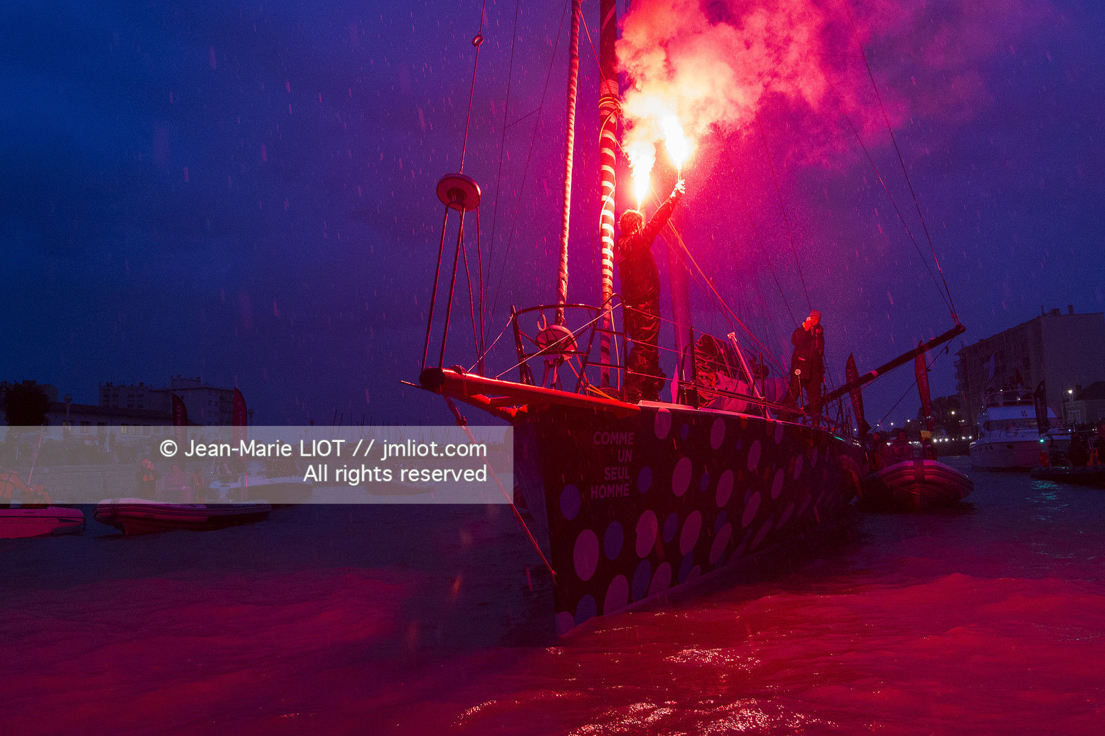 VENDEE GLOBE 2016-2017 - ARRIVEE ERIC BELLION - COMME UN SEUL HOMME