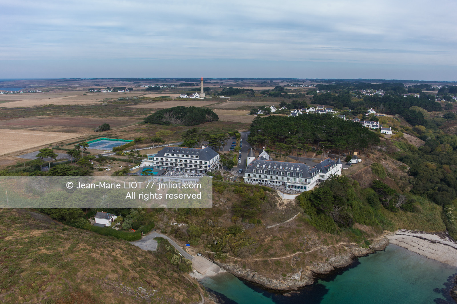 Vue aérienne de belle-ile-en-mer avec l'hotel Castel Clara et le phare de Goulphar. Photo© Jean-Marie Liot.