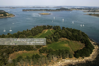 Vue aérienne de l'Ile Longue et voiliers dans le Golfe du Morbihan   Aerial view of l'Ile Longue and boats sailing in Le Golfe du Morbihan
