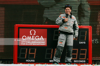 Départ d'Ellen MacArthur à bord du maxi-trimaran B&Q Castorama, pour tenter de battre le record du Tour du Monde en Solitaire sans Escale, à Falmouth (GB), le 27 novembre 2004, photo : Jean-Marie LIOT - www.jmliot.com