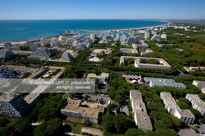 France, Hérault (34), Station Balnéaire et Port de plaisance de La Grande Motte, Vue aérienne