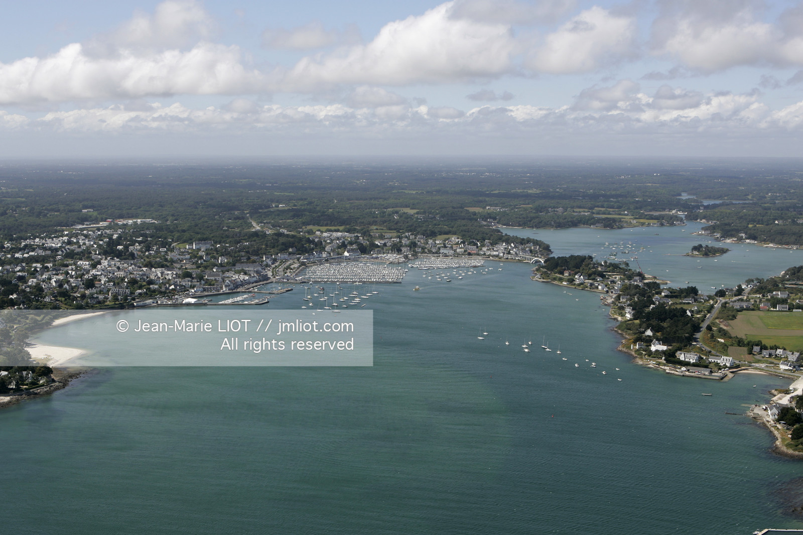 LA TRINITE-SUR-MER, MORBIHAN..VUE AERIENNE.PHOTO © JEAN-MARIE LIOT.