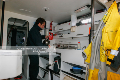 .Start Jules Verne Trophy maxi trimaran Geronimo, skipper Olivier de Kersauzon, on décember 28, 2004, Photo Jean-Marie LIOT - www.jmliot.com