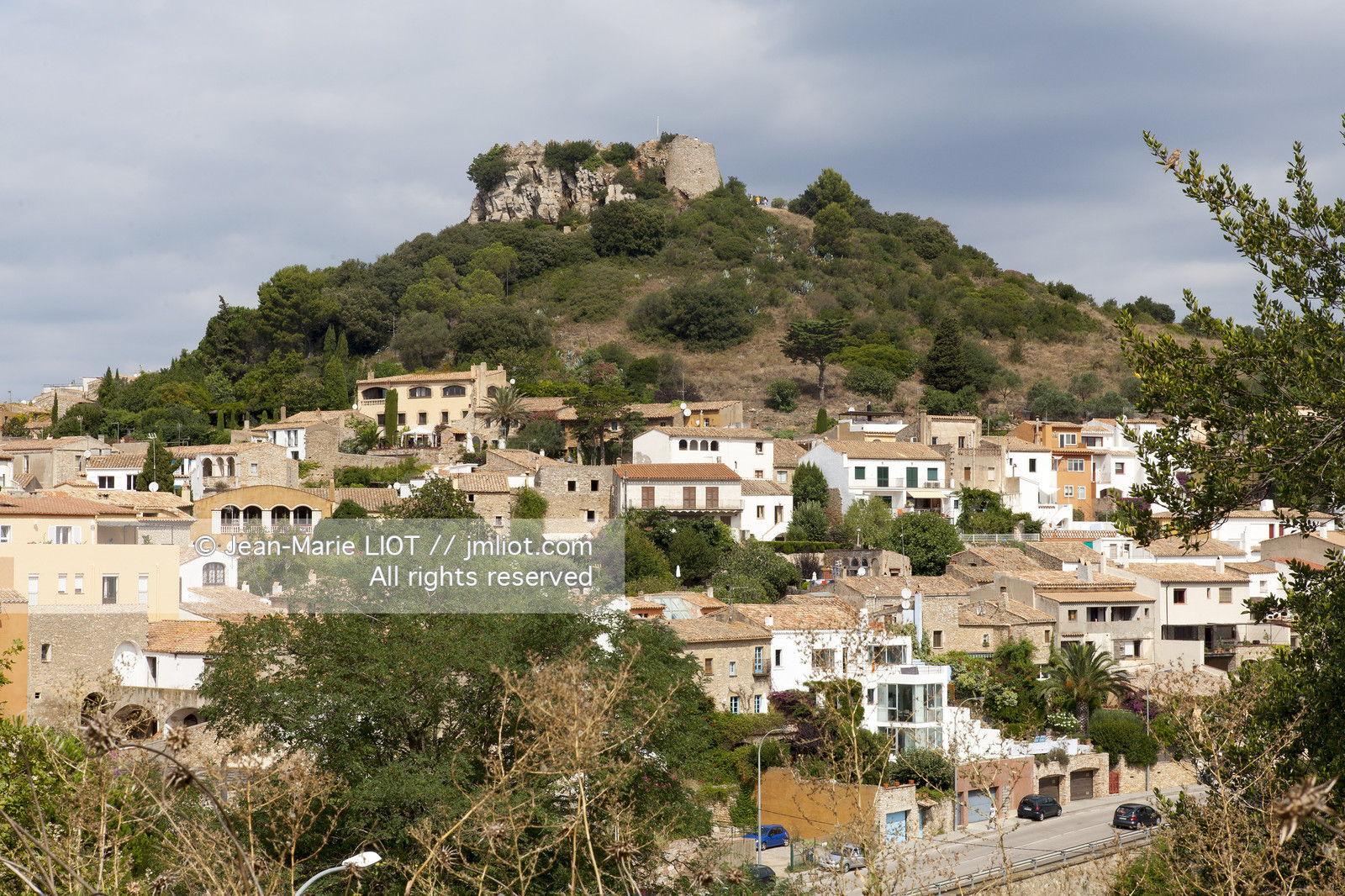 Le village de Begur et ses plages constituent l'un des lieux les plus touristique de la Costa Brava..La cote de begur bénéficie d'un littoral d'une grande beauté composé de falaises, de criques d'eau cristallines, de pinedes.....Photo © Jean-Marie Liot.