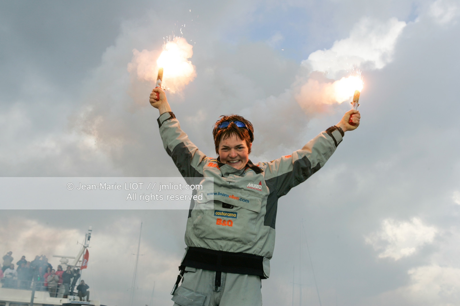Départ d'Ellen MacArthur à bord du maxi-trimaran B&Q Castorama, pour tenter de battre le record du Tour du Monde en Solitaire sans Escale, à Falmouth (GB), le 27 novembre 2004, photo : Jean-Marie LIOT - www.jmliot.com