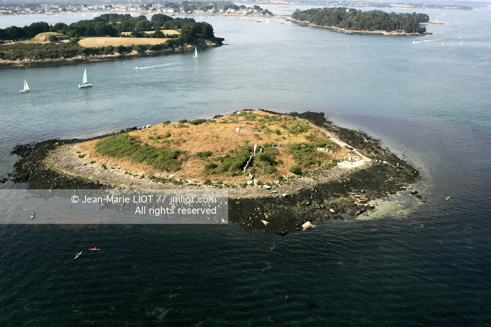VUE AERIENNE DU GOLFE DU MORBIHAN.PHOTO © JEAN-MARIE LIOT.