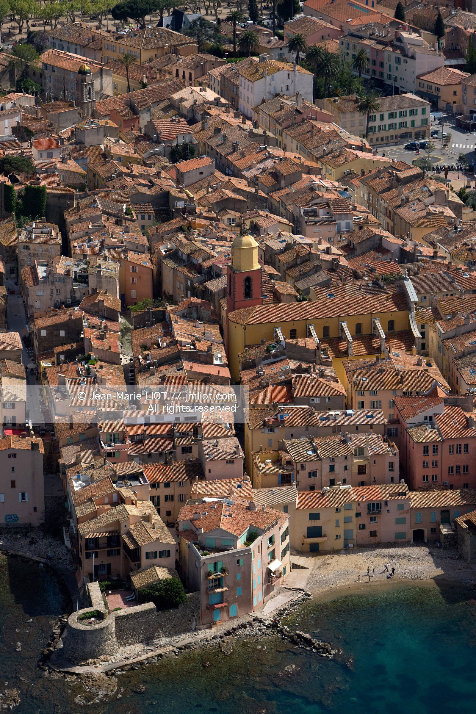 France, Var (83), Saint-Tropez, .Yatchs dans Le Port de plaisance de Saint-Tropez, Vue aérienne.photo © Jean-Marie Liot.